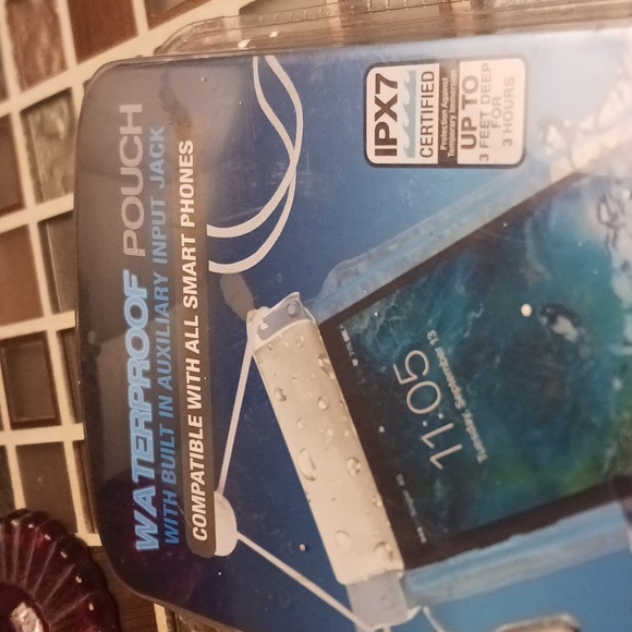 Waterproof pouch - Picture 2 of 4